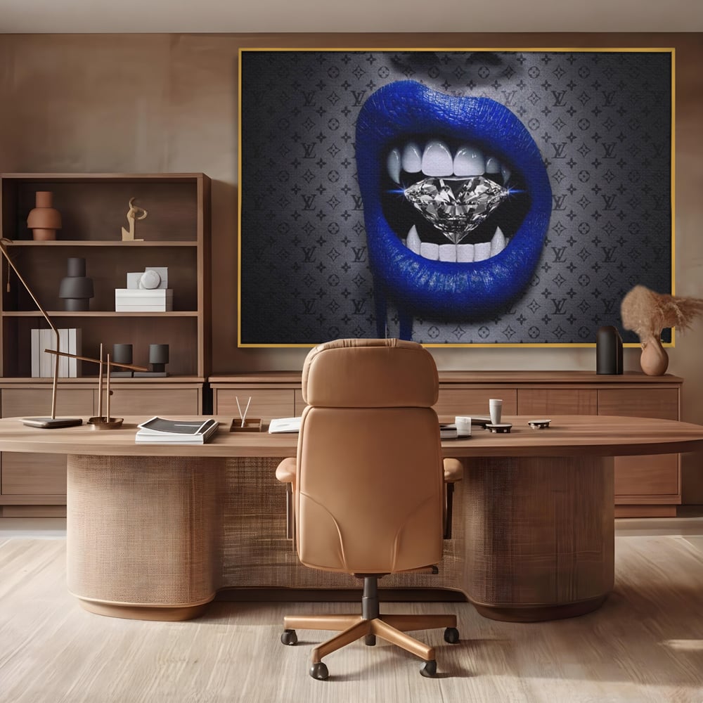 Tablou canvas cu buze albastre cu diamant, in rama de aluminiu auriu, pe perete intr-un birou